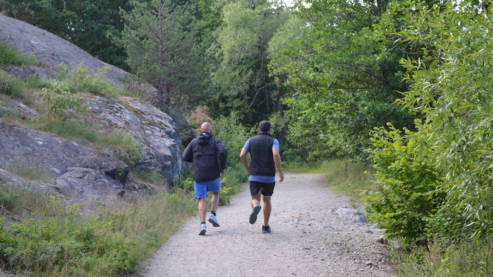 Fotografi på två löpare i sprint på Skärholmsspåret