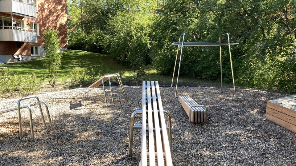 Ett utegym med träningsredskap i trä och metall.