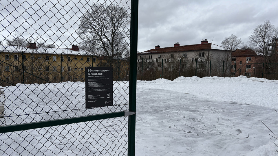 Skridskois och ett stängsel med informationsskylt om Båtsmanstorpet.