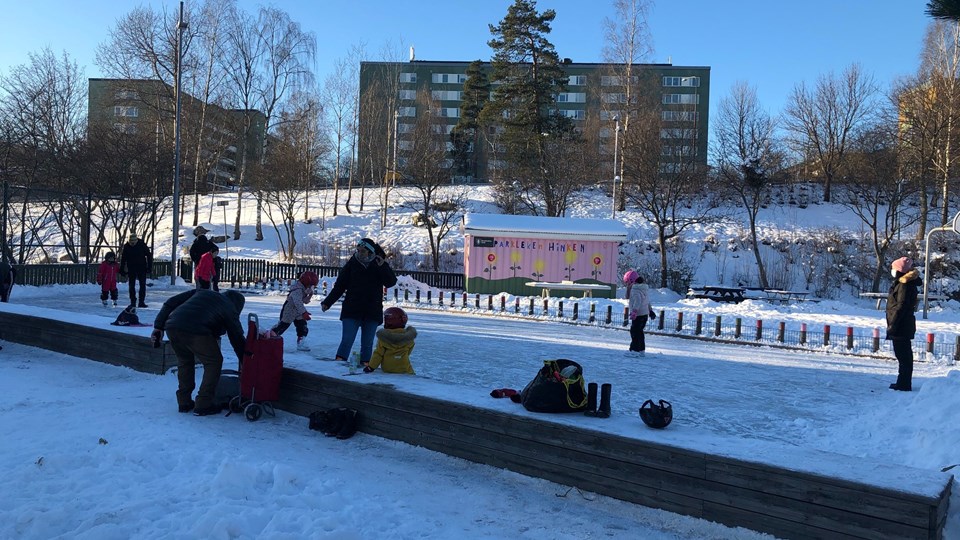 Spolad is och barn som åker skridskor