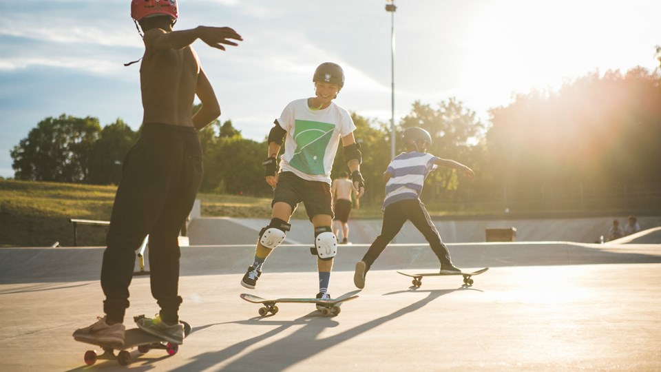 Några ungdomar som åker skateboard i en skatepark.