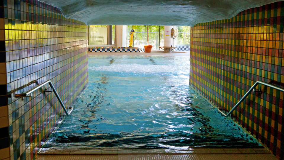 En trappa ned i en av Eriksdalsbadets lekbassänger i äventyrsbadet.