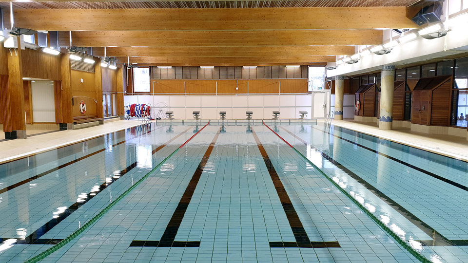 En simbassäng i Tensta simhall.