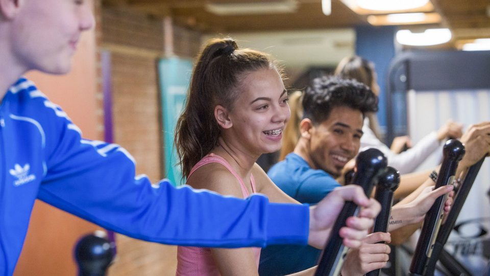 Ungdomar som tränar tillsammans i ett av stadens gym.