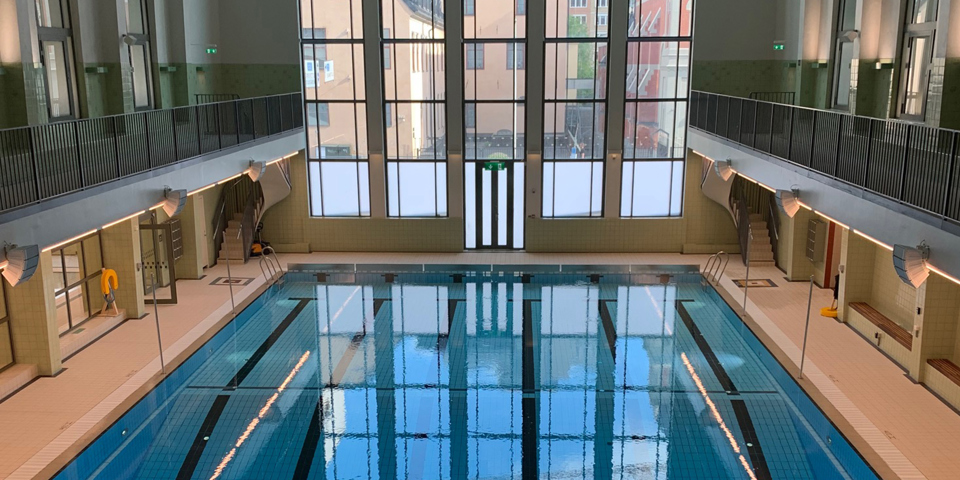 En interiörbild av Forsgrénska badet som visar badets simbassäng.