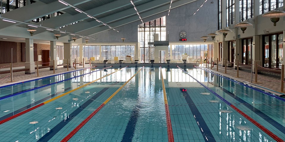 25-metersbassängen i Högdalens simhall är nu fylld med vatten samtidigt som renoveringen fortfarande pågår av andra delar av fastigheten, 18 mars 2022.
