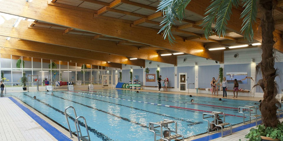 En simbassäng i Skärholmen simhall.