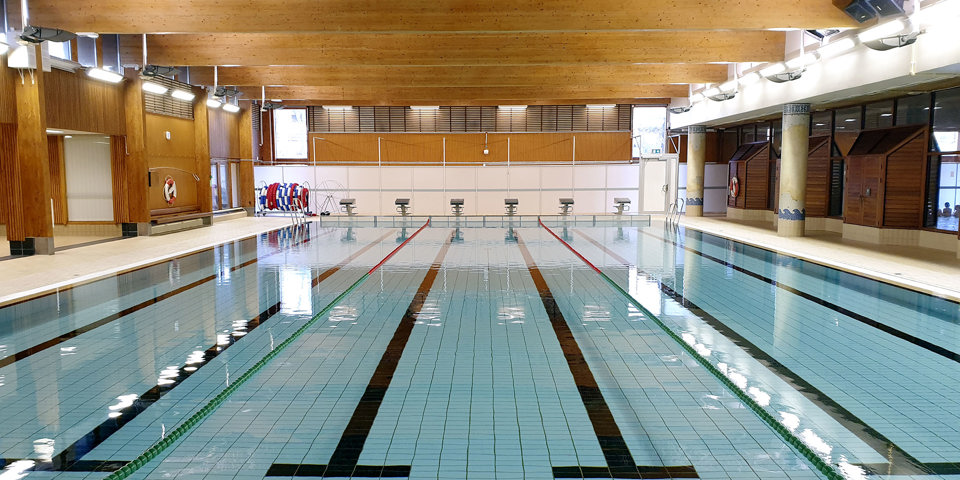 En simbassäng i Tensta simhall.