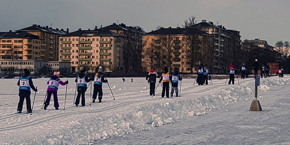 Barn som åker skidor under evenemanget Alla på snö 2021. Foto: Åsa Karlsson.