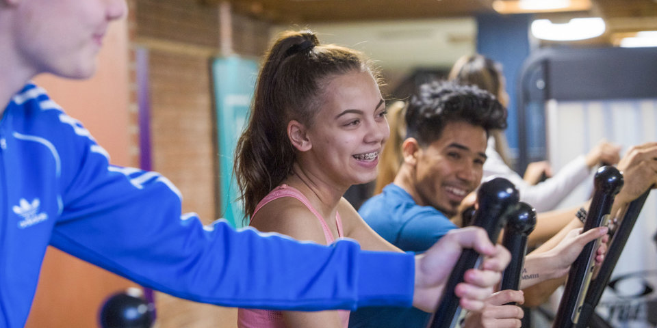 Ungdomar som tränar tillsammans i ett av stadens gym.