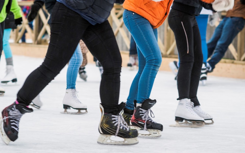 Personer som åker skridskor, med både skridskor för konståkning och för ishockey. 