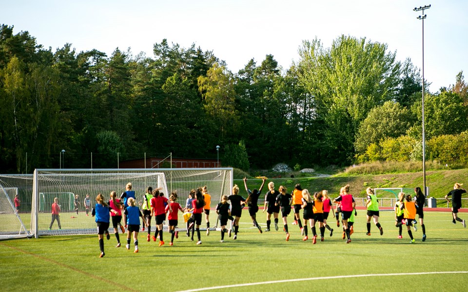 Ungdomar som tränar på en fotbollsplan