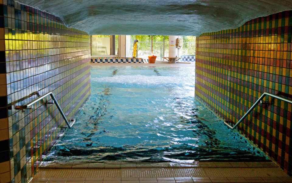 En trappa ned i en av Eriksdalsbadets lekbassänger i äventyrsbadet.