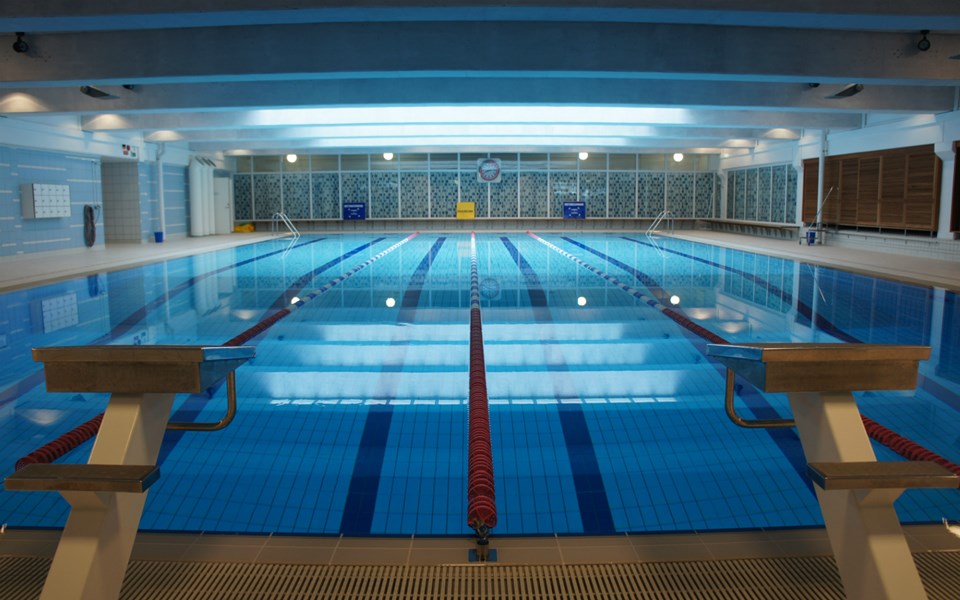 En interiörbild av Kronobergsbadet som visar badets simbassäng.