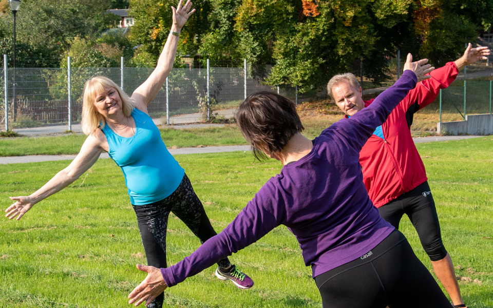 Seniorer som tränar i grupp utomhus