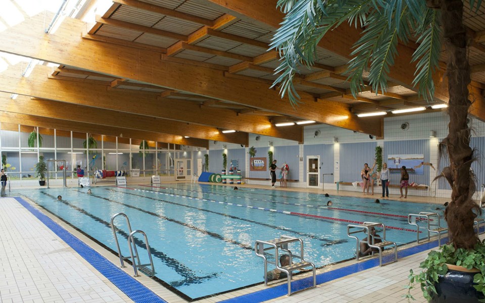 En simbassäng i Skärholmen simhall.