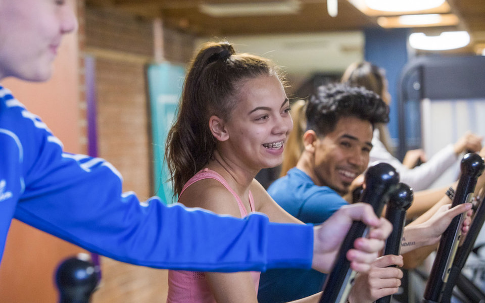 Ungdomar som tränar tillsammans i ett av stadens gym.