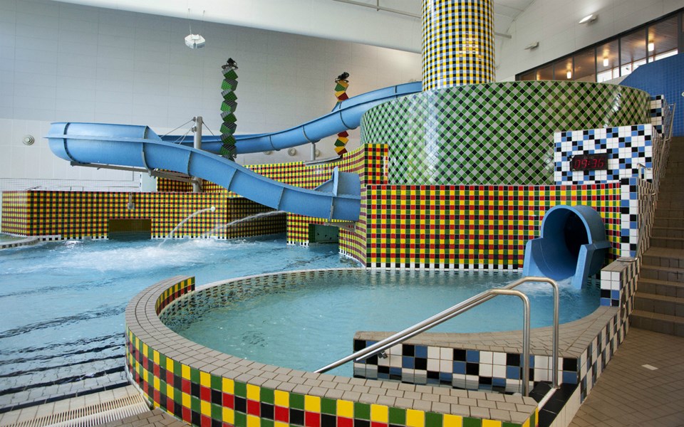 Eriksdalsbadets äventyrsbad, med en vattenrutschbana och lekbassänger. 
