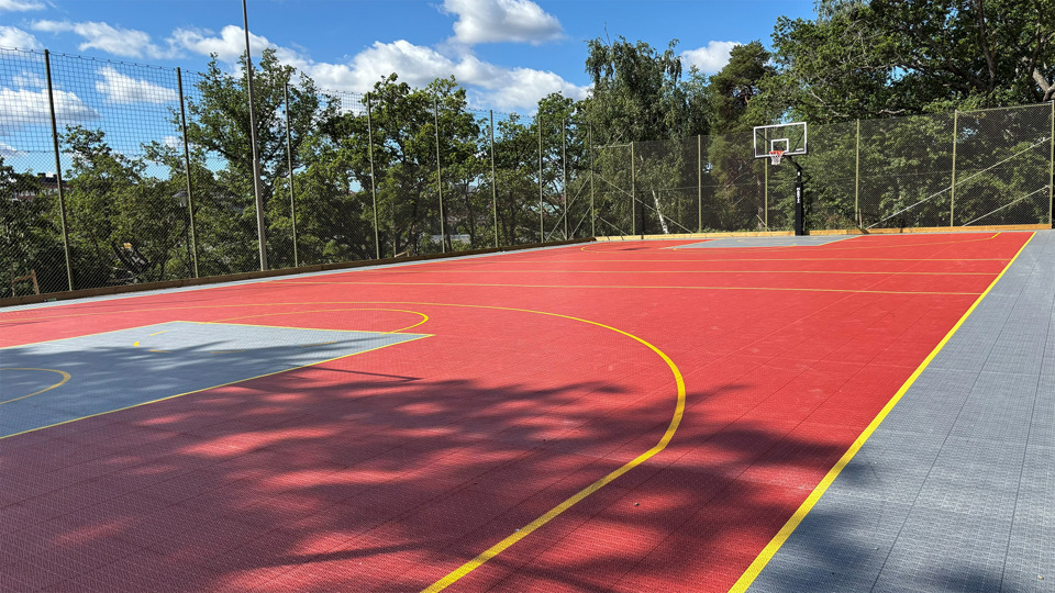 Basketplan i rött med en basketkorg.