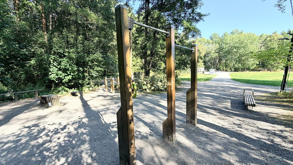 Utegym med utrustning i trä.