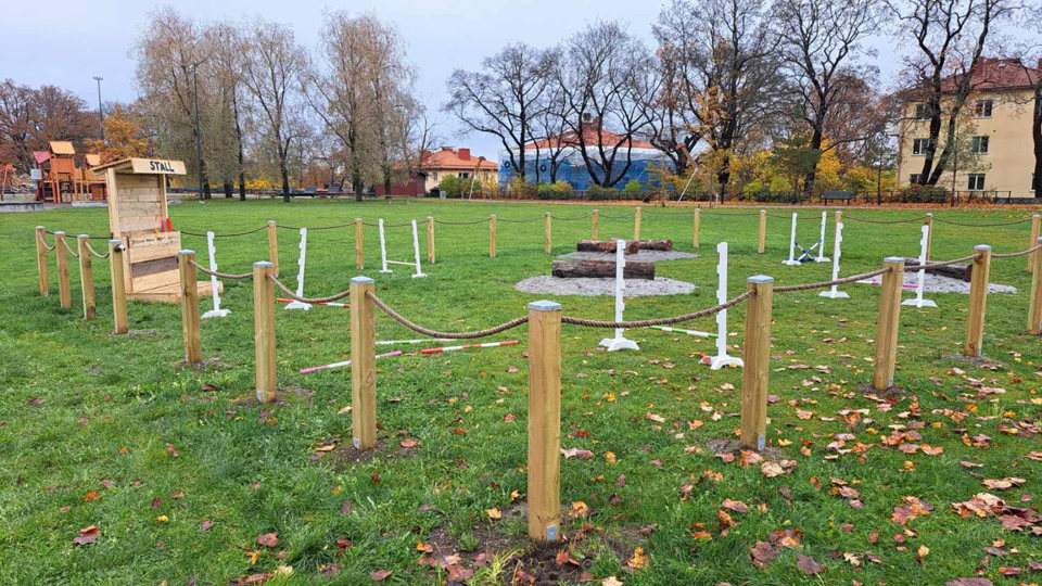 Bana markerad med stolpar på gräsmatta, foto.