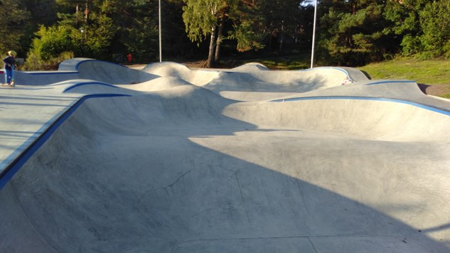 Park med ytor för skejtboardåkning.