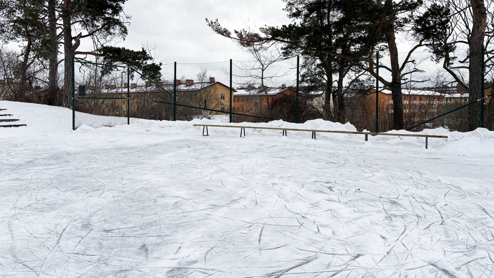 Skridskois med sittbänkar vid kanten. 