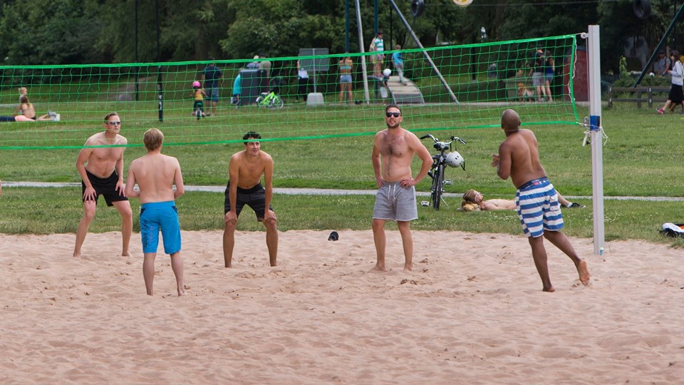 Spel på beachvolleybollplan.