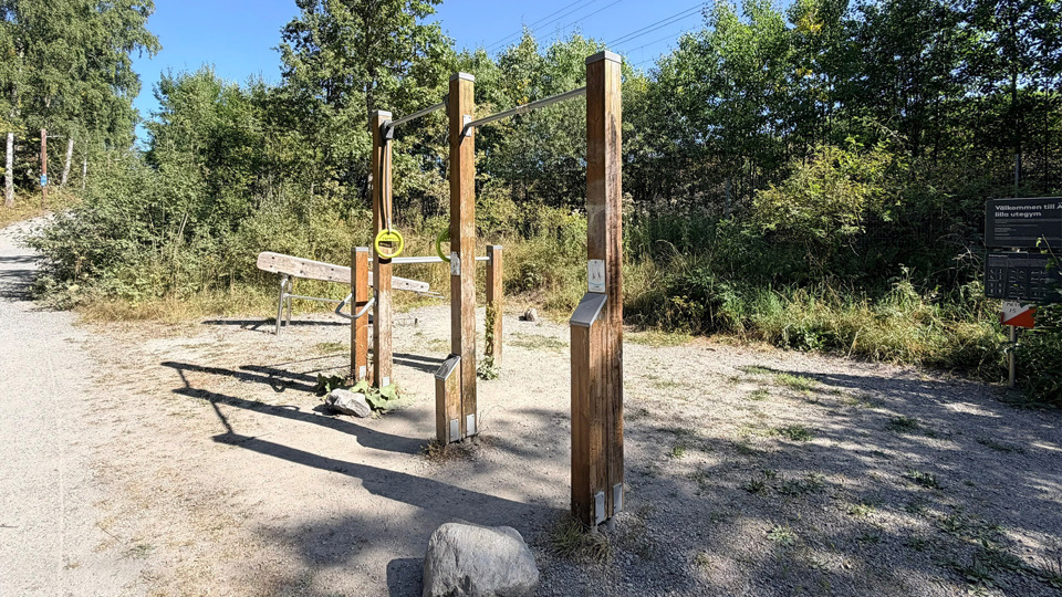 Utegym med gymutrustning i trä.
